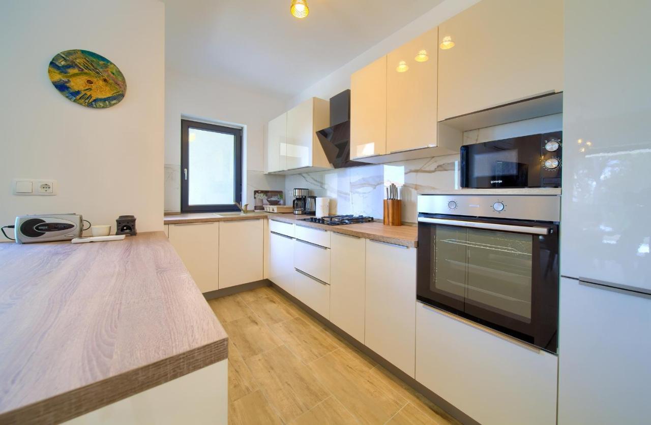Apartments Paola & Karla With Pool คิร์ก ภายนอก รูปภาพ