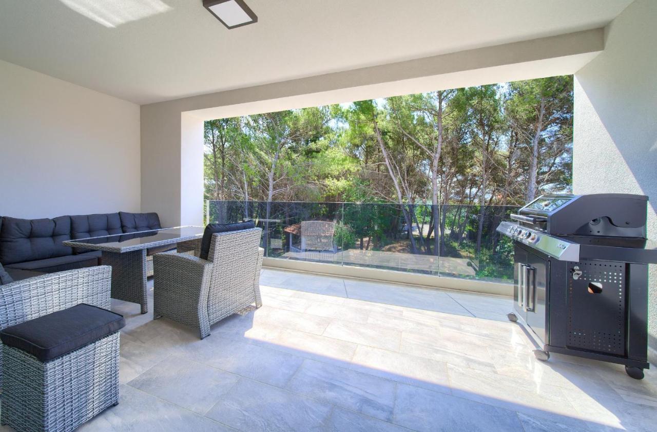 Apartments Paola & Karla With Pool คิร์ก ภายนอก รูปภาพ