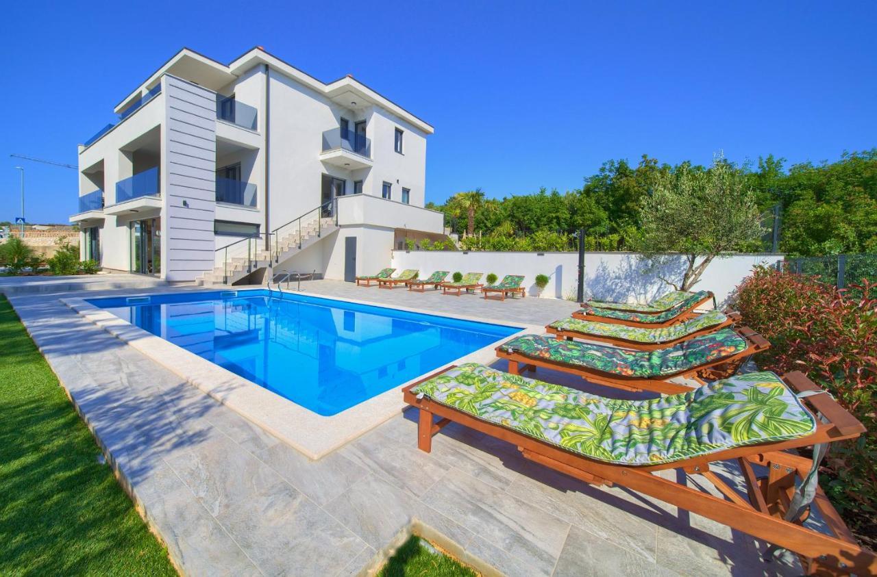 Apartments Paola & Karla With Pool คิร์ก ภายนอก รูปภาพ