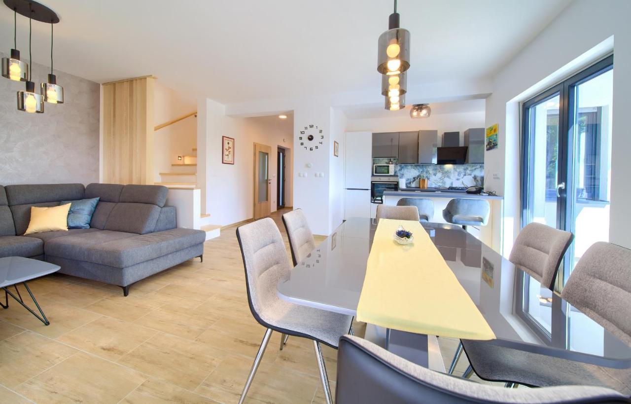 Apartments Paola & Karla With Pool คิร์ก ภายนอก รูปภาพ