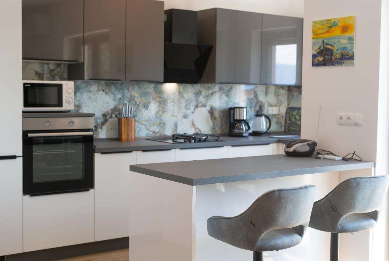 Apartments Paola & Karla With Pool คิร์ก ภายนอก รูปภาพ