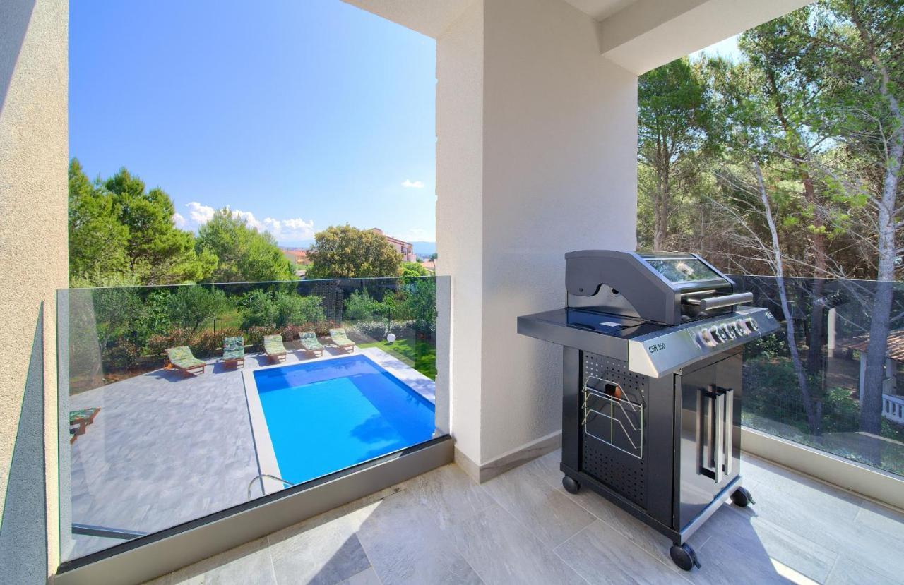 Apartments Paola & Karla With Pool คิร์ก ภายนอก รูปภาพ