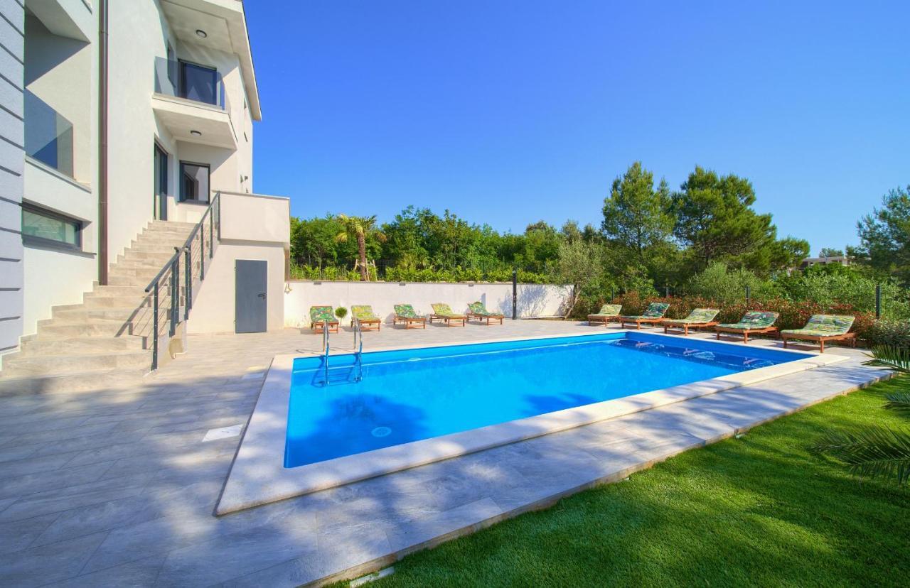 Apartments Paola & Karla With Pool คิร์ก ภายนอก รูปภาพ