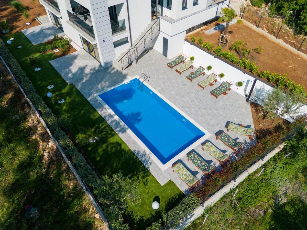 Apartments Paola & Karla With Pool คิร์ก ภายนอก รูปภาพ