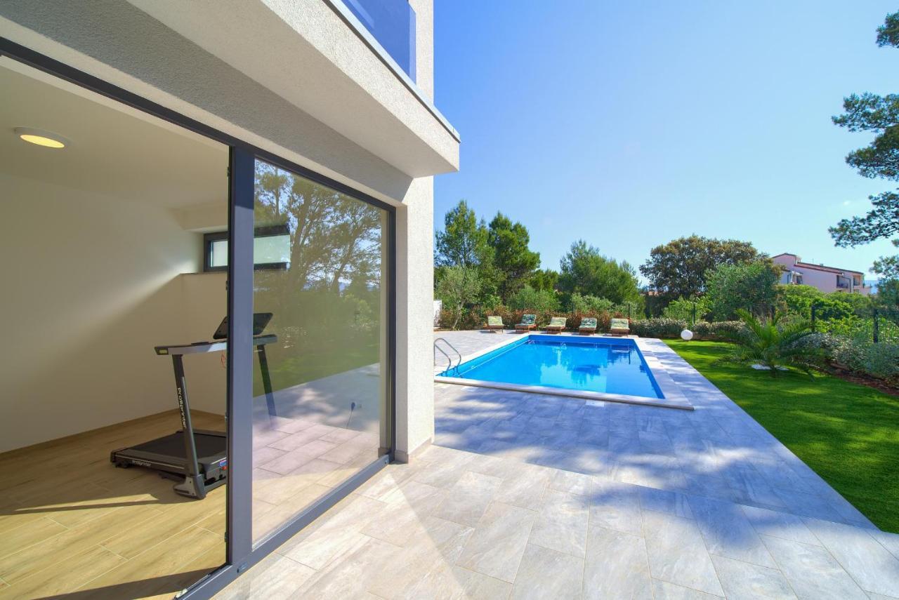 Apartments Paola & Karla With Pool คิร์ก ภายนอก รูปภาพ